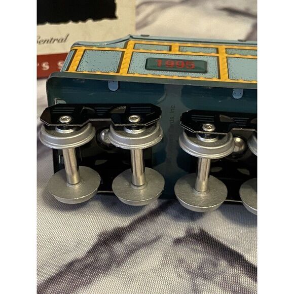 Keepsake ornaments collectors series yuletide central  1995 - Picture 5 of 7